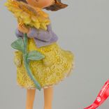 Маленькое фото 4: Сувенир «Девочка с подсолнухом» (полирезин), H19,5x8х8,5см, сиреневый
