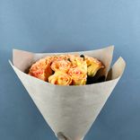 Фото флориста 2: Букет из 11 коралловых роз в крафте