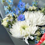 Маленькое фото 5: Букет «Голубая симфония» в пленке с белой лентой