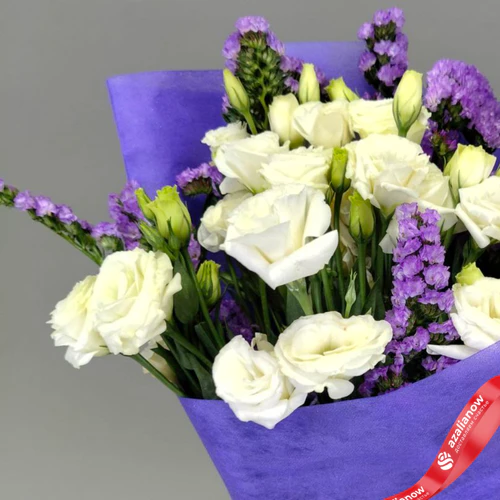 Фото 4: Букет «Сказка» из 10 эустом и 5 статиц в фетровой упаковке, 60 см