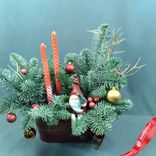 Маленькое фото 1: Новогодняя композиция «Еловые ветки со Дедом Морозом» в кашпо, D 25 см x H 40 см