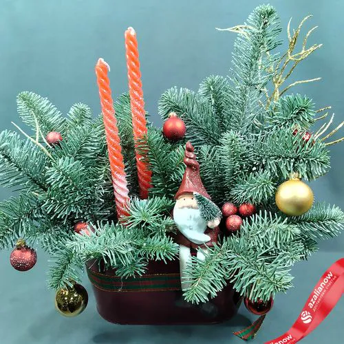 Фото 2: Новогодняя композиция «Еловые ветки со Дедом Морозом» в кашпо, D 25 см x H 40 см