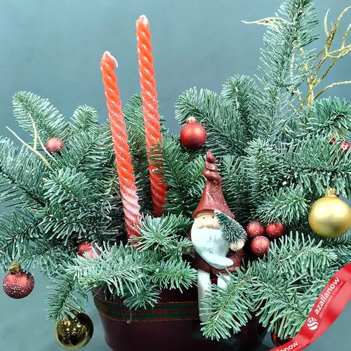 Фото 3: Новогодняя композиция «Еловые ветки со Дедом Морозом» в кашпо, D 25 см x H 40 см