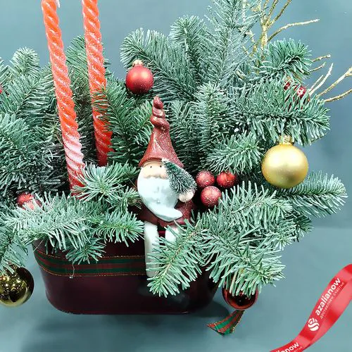 Фото 5: Новогодняя композиция «Еловые ветки со Дедом Морозом» в кашпо, D 25 см x H 40 см