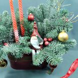 Маленькое фото 5: Новогодняя композиция «Еловые ветки со Дедом Морозом» в кашпо, D 25 см x H 40 см