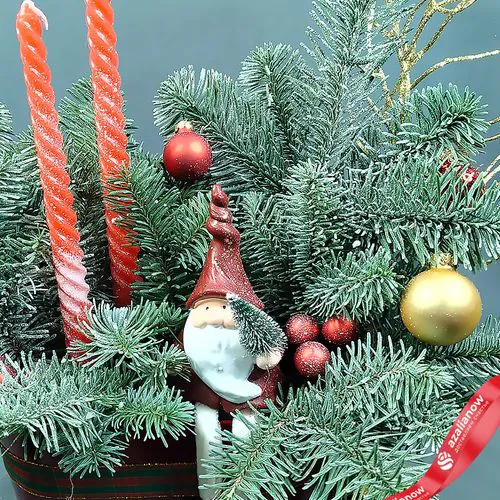 Фото 4: Новогодняя композиция «Еловые ветки со Дедом Морозом» в кашпо, D 25 см x H 40 см