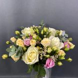 Фото флориста 1: Букет из роз и лизиантусов «Изысканный комплимент»