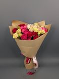 Фото флориста 1: Букет из 9 кустовых роз микс в крафте