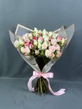 Фото флориста 4: Букет из 25 кустовых роз и рускуса в белой пленке с лентой