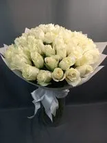 Фото флориста 1: 51 снежно-белая роза 50 см в элегантной упаковке с лентой