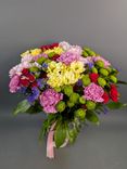 Фото флориста 1: Букет из хризантем, гвоздик, роз и статицы «Сияющие цветы»