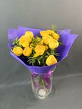 Фото флориста 2: Букет из 5 желтых кустовых пионовидных роз в фиолетовой упаковке