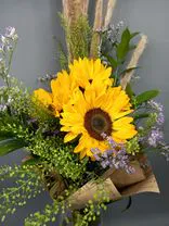 Фото флориста 6: Подсолнухи с лимониумом в джутовой сетке (3 цветка)
