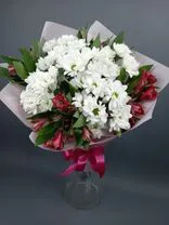 Фото флориста 1: Букет из белых хризантем и розовых альстромерий «Чему учат в школе»