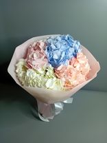 Букет из 2 розовых, 2 белых и 1 синей гортензии в розовой пленке. Фото флориста - 0