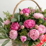 Маленькое фото 2: Букет из 20 розовых пионов в корзине с зеленью