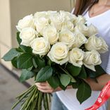 Маленькое фото 1: Букет из 25 белых роз без упаковки. Сервис доставки цветов AzaliaNow