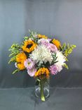 Фото флориста 1: Букет из подсолнухов, астр и хризантем «Солнечные луга»