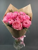 Фото флориста 1: Букет из 15 пионовидных розовых роз в крафте, 50 см, Эквадор