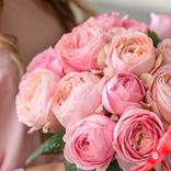 Маленькое фото 2: Букет из 15 пионовидных розовых роз, 50 см, Эквадор. Сервис доставки цветов AzaliaNow