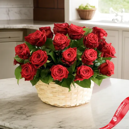 Фото 1: Букет из красных роз «Корзина роз для любимой». Сервис доставки цветов AzaliaNow