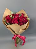 Фото флориста 1: Букет из 11 красных роз в крафте «Кения»