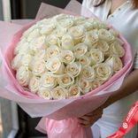 Маленькое фото 1: Букет из 51 белой розы в розовой пленке, 60 см, Россия. Сервис доставки цветов AzaliaNow