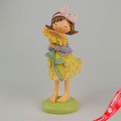 Сувенир «Девочка с подсолнухом» (полирезин), H19,5x8х8,5см, сиреневый