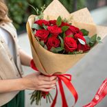 Маленькое фото 1: Букет из 11 красных роз в крафте «Кения». Сервис доставки цветов AzaliaNow