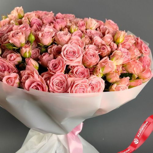 Фото 2: Букет из 51 кустовых розовых роз в белой пленке с лентой