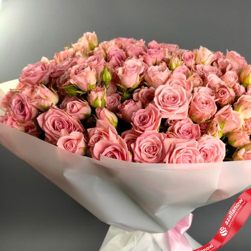 Фото 3: Букет из 51 кустовых розовых роз в белой пленке с лентой