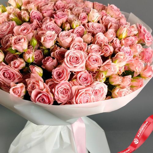 Фото 4: Букет из 51 кустовых розовых роз в белой пленке с лентой