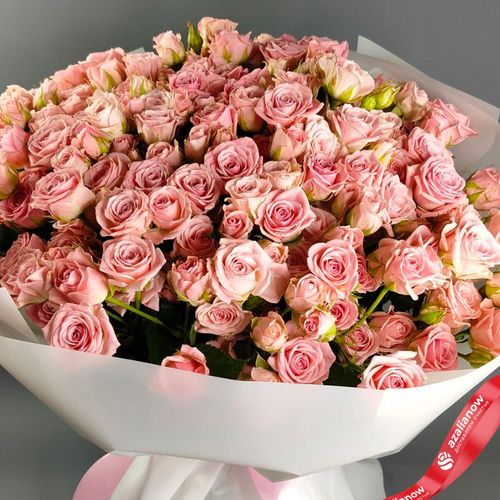 Фото 5: Букет из 51 кустовых розовых роз в белой пленке с лентой