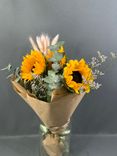 Фото флориста 1: Подсолнухи с лимониумом в джутовой сетке (3 цветка)