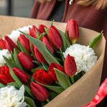 Маленькое фото 3: Букет из 26 красных тюльпанов и 5 белых гвоздик в крафте. Сервис доставки цветов AzaliaNow