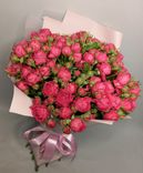Фото флориста 6: Букет из 11 кустовых розовых роз в крафте с лентой