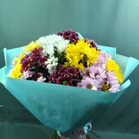 Фото флориста 2: Букет из 25 кустовых хризантем микс в голубой пленке