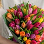 Маленькое фото 2: Букет из 50 разноцветных тюльпанов с рускусом, дизайнерская бумага. Сервис доставки цветов AzaliaNow