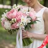 Маленькое фото 1: Букет невесты из 11 розовых пионов и 8 белых нарциссов, с белой лентой. Сервис доставки цветов AzaliaNow