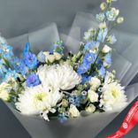 Маленькое фото 4: Букет «Голубая симфония» в пленке с белой лентой