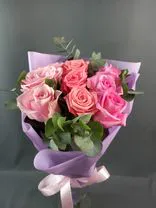Фото флориста 1: Букет из розовых и сиреневых роз «Урсула»