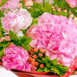 Маленькое фото 5: Букет из розовых пионов, роз, гортензии «Желаю счастья». Сервис доставки цветов AzaliaNow