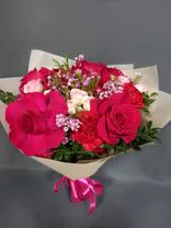 Фото флориста 3: Акция! Букет из роз, гвоздик и ваксфловера «Маме»