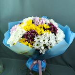 Фото флориста 1: Букет из 25 кустовых хризантем микс в голубой пленке