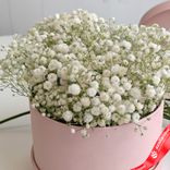 Маленькое фото 2: Букет из 9 гипсофил в розовой коробке. Сервис доставки цветов AzaliaNow