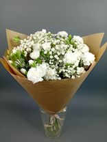 Фото флориста 1: Букет из 10 гвоздик кустовых белых с гипсофилой в крафте, Диантус, Голландия