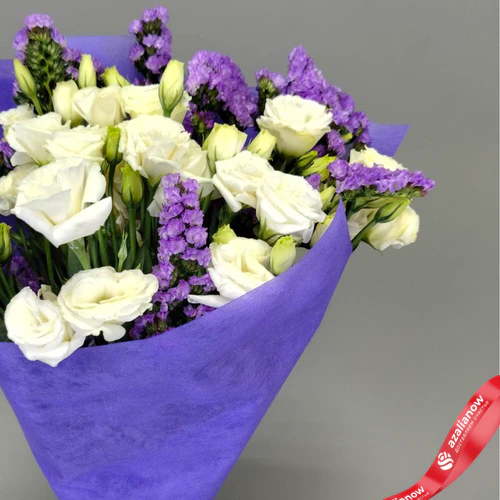 Фото 5: Букет «Сказка» из 10 эустом и 5 статиц в фетровой упаковке, 60 см