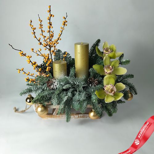 Новогодняя композиция «Еловые ветки с орхидеями, свечами и илексом», D 45 см x H 45 см