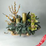 Маленькое фото 1: Новогодняя композиция «Еловые ветки с орхидеями, свечами и илексом», D 45 см x H 45 см