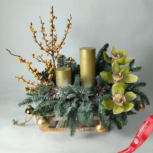 Фото 2: Новогодняя композиция «Еловые ветки с орхидеями, свечами и илексом», D 45 см x H 45 см
